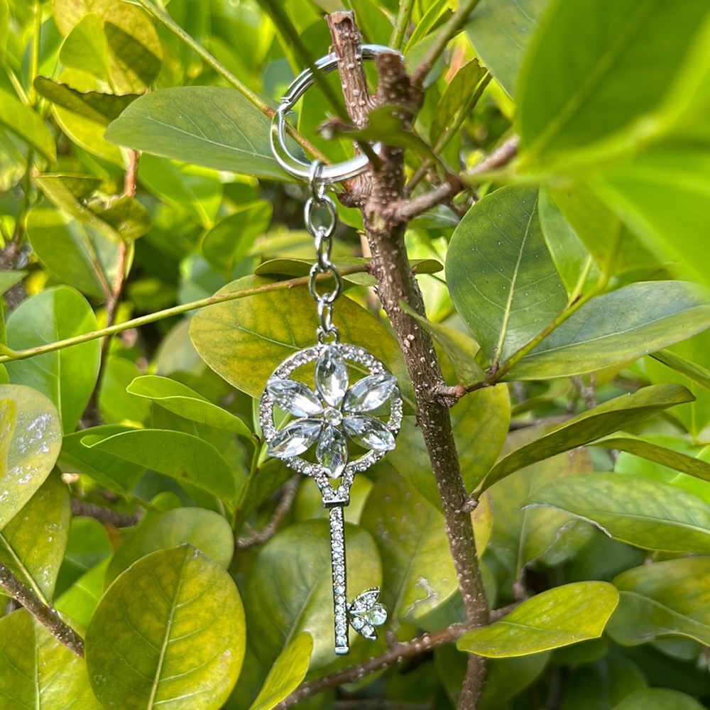 NWT Flowered Silver Key Keychain with Rhinestones - Picture 3 of 6